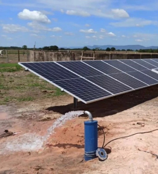 Imagem Ilustrativa de Instalação de poço artesiano com placa solar